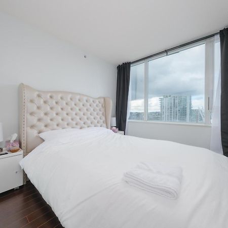 Central 1-Bedroom Apartment With Pool, Jacuzzi & Sauna Vancouver Ngoại thất bức ảnh