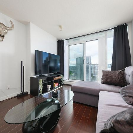 Central 1-Bedroom Apartment With Pool, Jacuzzi & Sauna Vancouver Ngoại thất bức ảnh