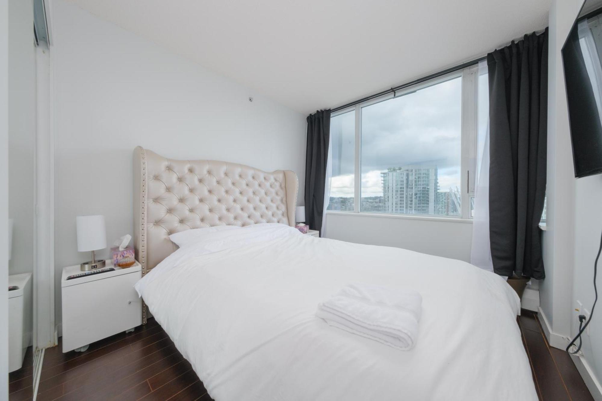 Central 1-Bedroom Apartment With Pool, Jacuzzi & Sauna Vancouver Ngoại thất bức ảnh