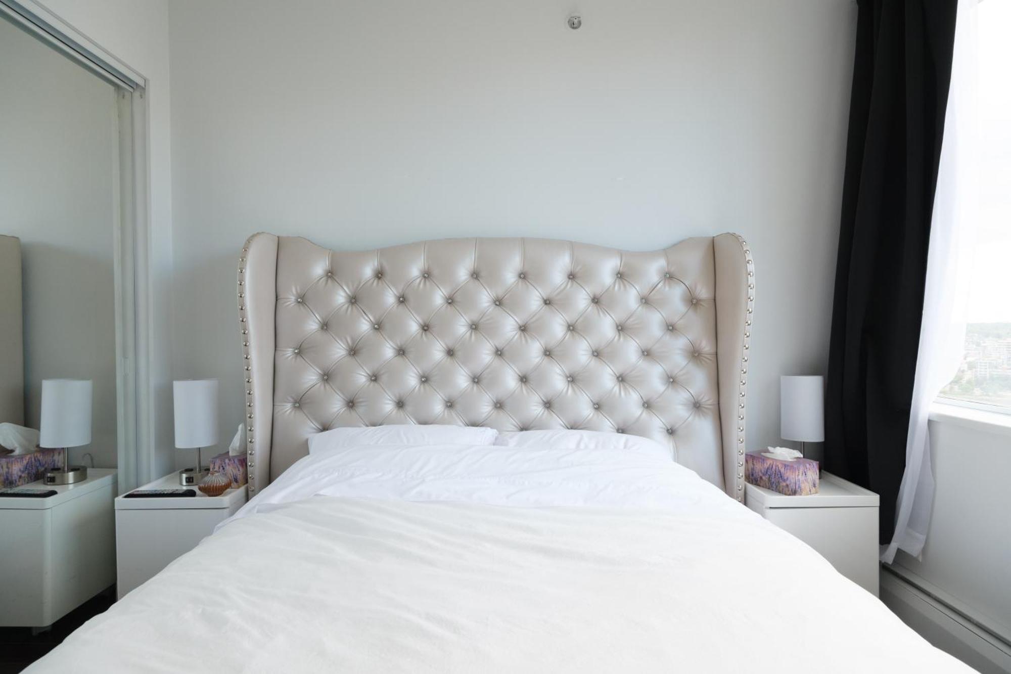 Central 1-Bedroom Apartment With Pool, Jacuzzi & Sauna Vancouver Ngoại thất bức ảnh