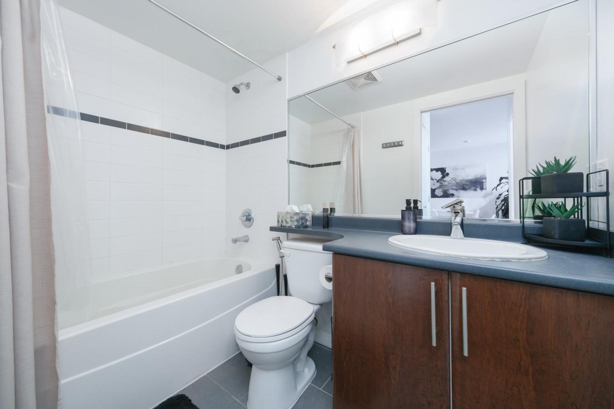 Central 1-Bedroom Apartment With Pool, Jacuzzi & Sauna Vancouver Ngoại thất bức ảnh