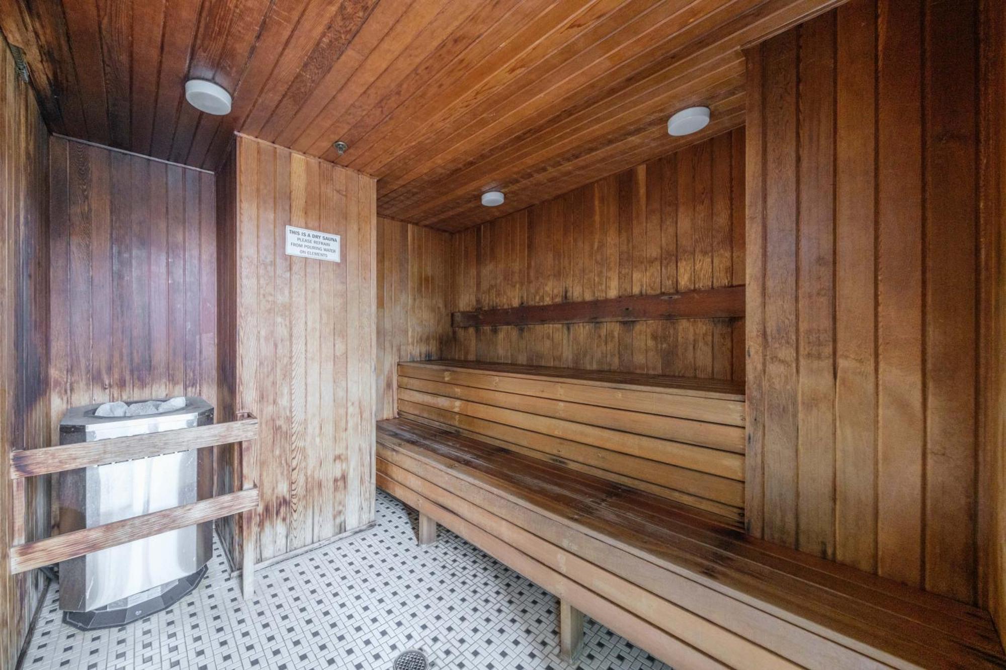 Central 1-Bedroom Apartment With Pool, Jacuzzi & Sauna Vancouver Ngoại thất bức ảnh