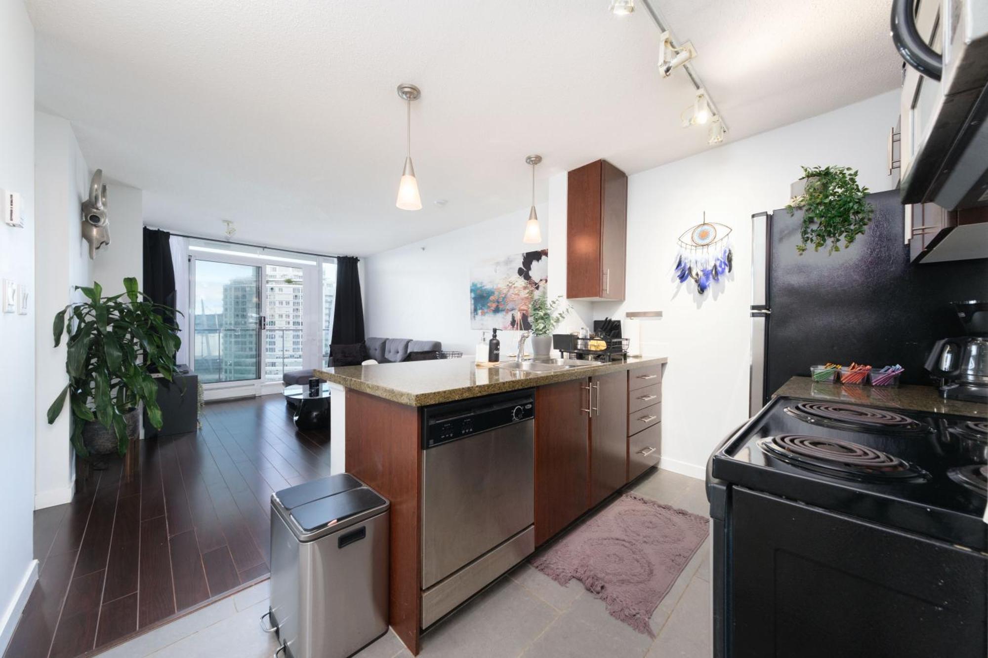 Central 1-Bedroom Apartment With Pool, Jacuzzi & Sauna Vancouver Ngoại thất bức ảnh